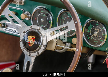 Un'immagine di un volante interno Porsche 356 con rivestimento del cruscotto in pelle verde Londra Regno Unito Foto Stock