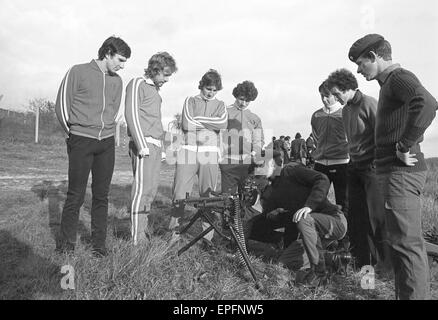 Southampton FC giocatori titolari della FA Cup, ha provato le loro mani in corrispondenza di un diverso tipo di tiro quando hanno pagato una visita al Royal Anglian Regiment, sulla Piana di Salisbury, giovedì 25 novembre 1976. Foto Stock