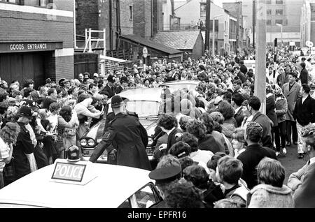 Premier di 'una dura giornata di Notte', la folla si riuniscono per avvistare dei Beatles prima del nord del premier inizia a Liverpool. Il 10 luglio 1964. Foto Stock