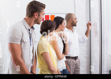 I colleghi a guardare pensando imprenditore iscritto Foto Stock
