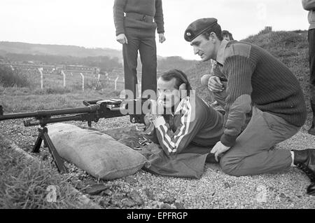 Southampton FC giocatori titolari della FA Cup, ha provato le loro mani in corrispondenza di un diverso tipo di tiro quando hanno pagato una visita al Royal Anglian Regiment, sulla Piana di Salisbury, giovedì 25 novembre 1976. Peter Rodrigues. Foto Stock