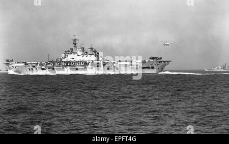 HMS Eagle visto qui su esercizio nel Mediterraneo lancia la sua Skyraider AEW 1 aeromobili. Il 2 maggio 1954 Foto Stock