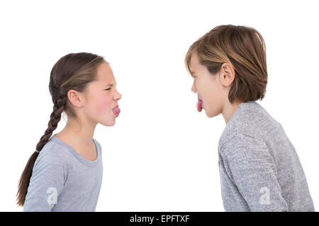 I fratelli e le sorelle bloccato la sua lingua in una lotta Foto Stock