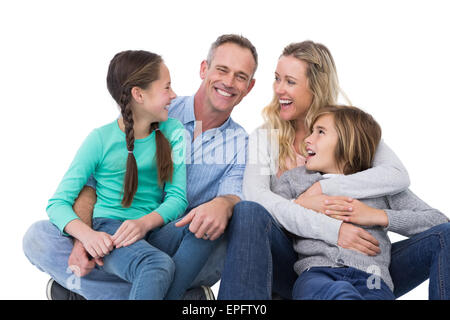 Ritratto di una famiglia sorridente seduto sul pavimento Foto Stock