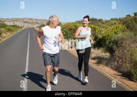 Montare matura in esecuzione su strada aperta insieme Foto Stock