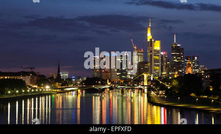 Skyline di Francoforte am Main city dopo il tramonto. Francoforte, Germania Foto Stock