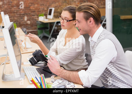 Concentrato casual editor di foto tramite il computer in ufficio Foto Stock
