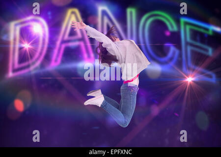 Immagine composita di allegro giovane donna jumping Foto Stock