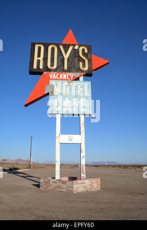 Il leggendario abbandonato Roy's Motel e cafè sulla autostrada storica Route 66. Foto Stock