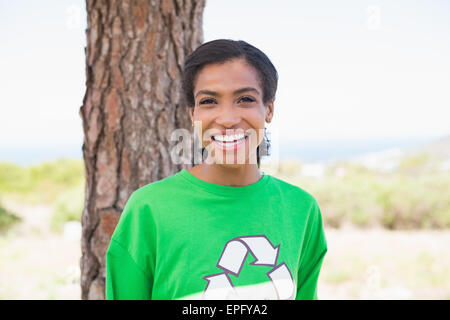 Piuttosto attivista ambientale sorridente in telecamera Foto Stock