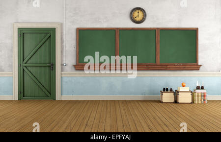 Svuotare vintage aula con lavagna verde e legno porta anteriore- 3D Rendering Foto Stock