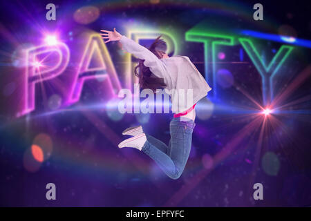 Immagine composita di allegro giovane donna jumping Foto Stock