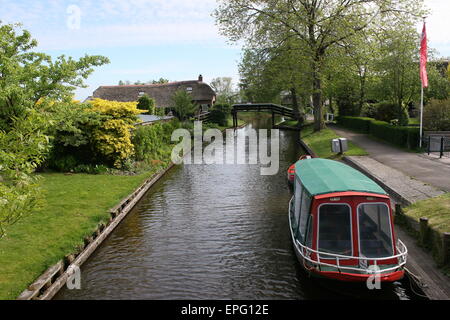 Imbarcazione turistica ormeggiati lungo i canali nel famoso villaggio di Giethoorn, Overijssel, Paesi Bassi Foto Stock