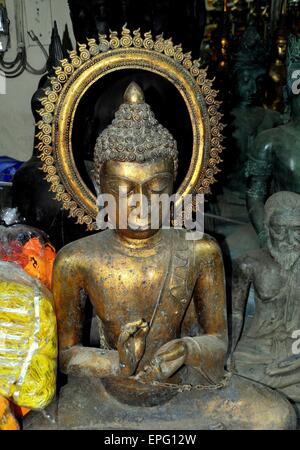 Bangkok, Thailandia: antiquati, dorato della statua del Buddha sul display in un negozio a Thanon Maha Rat oggetti religiosi market Foto Stock