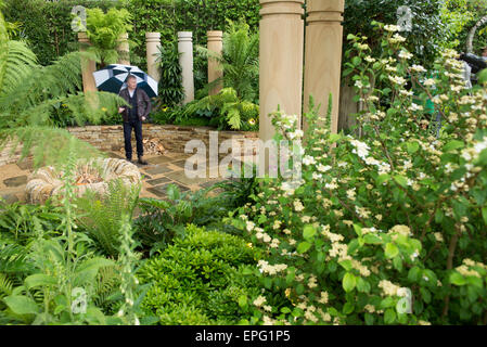 2015 RHS Chelsea Flower Show Premere Giorno, Royal Hospital Chelsea, Londra, Regno Unito. 18 Maggio, 2015. Il periodo di tempo da Husqvarna e Gardena giardino disegnato da Charlie Albone. Credito: Malcolm Park editoriale/Alamy Live News Foto Stock