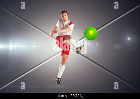 Immagine composita del giocatore di football in bianco di calci Foto Stock