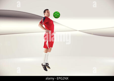 Immagine composita del giocatore di football in rosso jumping Foto Stock