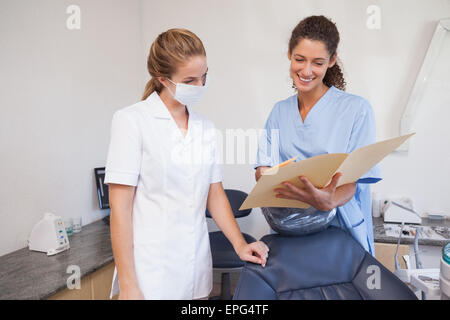 Dentista e assistente studiando le cartelle Foto Stock