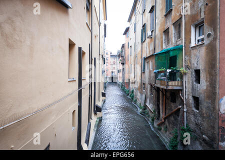 Il fiume Reno scorre lungo i canali a Bologna, Italia Foto Stock