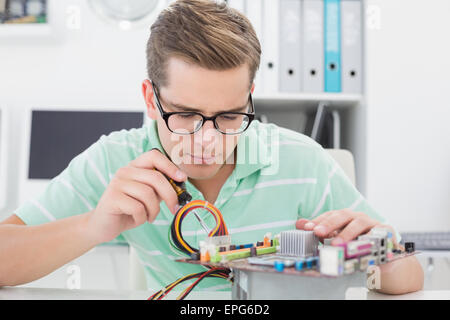 Tecnico che lavora su cpu guaste con cacciavite Foto Stock
