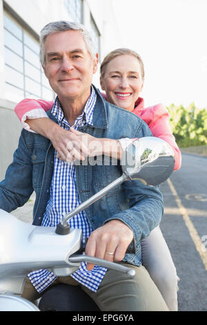 Felice coppia Senior in sella ad un ciclomotore Foto Stock