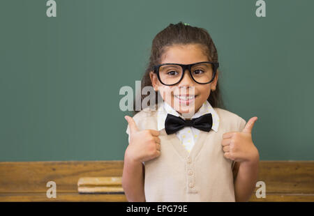 Carino allievo vestito come insegnante in classe Foto Stock