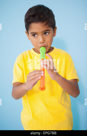 Carino piccolo ragazzo la riproduzione del registratore in aula Foto Stock