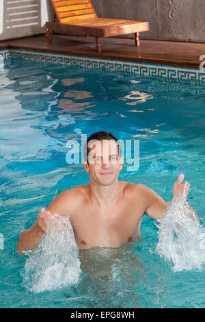 Uomo nella piscina Foto Stock