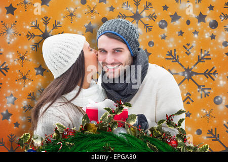 Immagine composita di inverno giovane azienda dono Foto Stock