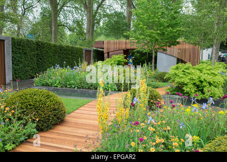 2015 RHS Chelsea Flower Show Premere Giorno, Royal Hospital Chelsea, Londra, Regno Unito. 18 Maggio, 2015. La Homebase rifugio urbano giardino, in associazione con la Macmillan Cancer Support, progettato da Adam Frost. Progettato come una comunità urbana giardino, si celebra la suggestiva dei principi di progettazione di inizio xx secolo Bauhaus. Credito: Malcolm Park editoriale/Alamy Live News Foto Stock