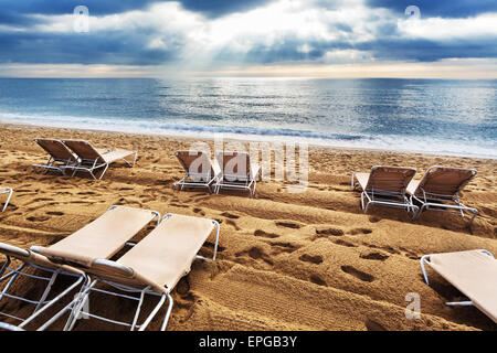 Sedie a sdraio sulla spiaggia Foto Stock