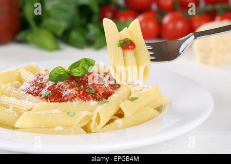 Penne Rigate Napoli mit Tomaten salsa di pasta Nudeln essen mit Gabel Foto Stock
