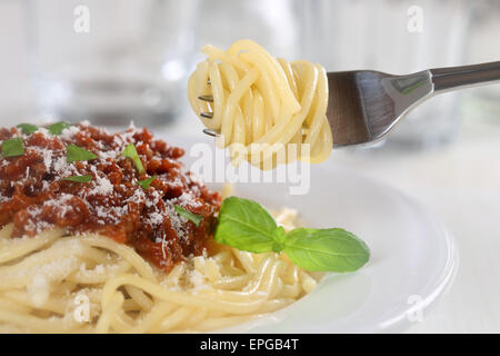 Spaghetti alla Bolognese Pasta Nudeln Gericht essen mit Gabel Foto Stock