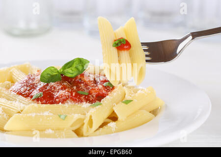 Pasta Rigate Napoli essen mit Tomaten Salsa Gericht Nudeln auf Gabel Foto Stock