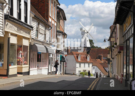 Vista lungo la strada di pietra per l'Unione il mulino a vento, Cranbrook, Kent, Inghilterra, Regno Unito Foto Stock