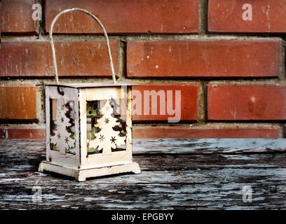 Vecchia Lanterna di Natale sullo sfondo del vecchio muro in mattoni e pavimento Foto Stock