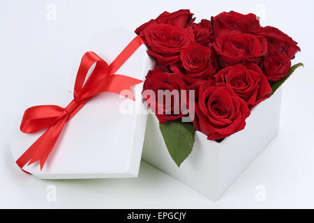 Geschenk als Herz mit Rosen zum Geburtstag, Muttertag oder Valentinstag Foto Stock