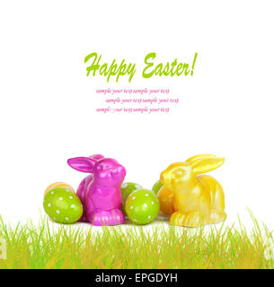 Uova di Pasqua e funny bunny isolati su sfondo bianco Foto Stock