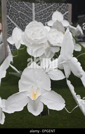 Londra, Regno Unito. 18 Maggio, 2015. ''Il giardino di fragranza da Harrods'' di Sheena Mira è un profumo celebrationof attraverso il mezzo di fiori. Ispirato dalla tradizione del XIX secolo di ''enfleurage " e che assomiglia a un laboratorio.Il Chelsea Flower Show organizzato dalla Royal Horticultural Society (RHS) nella motivazione del Royal Hospital Chelsea ogni maggio, è il più famoso flower show nel Regno Unito e forse nel mondo. Esso attira espositori e visitatori provenienti da tutto il mondo, Londra, Regno Unito. Credito: Veronika Lukasova/ZUMA filo/Alamy Live News Foto Stock