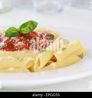 Penne mit Tomaten Napoli salsa di pasta Nudeln Gericht Foto Stock