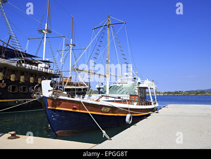 Le navi nel porto di Ormos Panagias Foto Stock