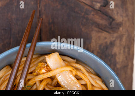 Tirata a mano di spaghetti ramen Foto Stock