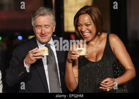 Manila, Filippine. 18 Maggio, 2015. Attore Robert De Niro (L) con la moglie Grace Hightower De Niro (R) reagisce dopo aver bevuto bene durante l'apertura del Nobu Hotel di Pasay City. Nobu hotel di Manila è il primo Nobu Hotel in Asia. Credito: PACIFIC PRESS/Alamy Live News Foto Stock