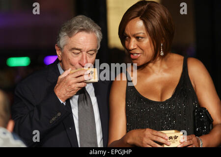 Manila, Filippine. 18 Maggio, 2015. Attore Robert De Niro (L) bevande bene con mia moglie, Grace Hightower De Niro (R) durante la fase di apertura del Nobu Hotel di Pasay City. Nobu hotel di Manila è il primo Nobu Hotel in Asia. Credito: PACIFIC PRESS/Alamy Live News Foto Stock