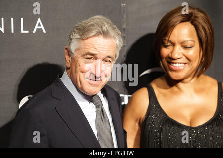 Manila, Filippine. 18 Maggio, 2015. Attore, regista, produttore e due volte vincitore del premio Academy Award, Robert De Niro (L) con la moglie Grace Hightower De Niro (R) sorrisi ai media durante la fase di apertura del Nobu Hotel di Pasay City. Nobu hotel di Manila è il primo Nobu Hotel in Asia. Credito: PACIFIC PRESS/Alamy Live News Foto Stock