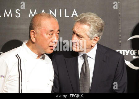 Manila, Filippine. 18 Maggio, 2015. Attore, regista, produttore e due volte vincitore del premio Academy Award, Robert De Niro (R) parla di fondare lo chef del ristorante Nobu, chef Nobu Matsuhisa (L) durante la fase di apertura del Nobu Hotel in Pasay Cit. Nobu hotel di Manila è il primo Nobu Hotel in Asia. Credito: PACIFIC PRESS/Alamy Live News Foto Stock