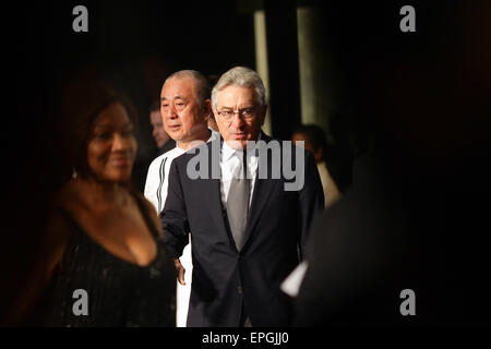 Manila, Filippine. 18 Maggio, 2015. Da sinistra: Grazia Hightower De Niro, chef Nobu Matsuhisa e attore Robert De Niro arrivare durante la fase di apertura del Nobu Hotel di Pasay City. Nobu hotel di Manila è il primo Nobu Hotel in Asia. Credito: PACIFIC PRESS/Alamy Live News Foto Stock