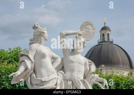 Statua classica, due statue in stile greco-romano (Artemis e Apollo) collocate nei giardini formali dello Schloss Belvedere a Vienna, Vienna, Austria. Foto Stock