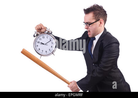 Uomo che colpisce l'orologio con la mazza da baseball isolato sul bianco Foto Stock