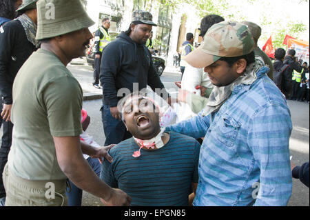 Londra, Regno Unito. 18 Maggio, 2015. Protesta dimostranti simulare attrocities contro i tamil. Sulla giornata internazionale contro il genocidio, Tamil stadio i sostenitori di una marcia di protesta contro l'oppressione. Credito: Graham M. Lawrence/Alamy Live News. Foto Stock